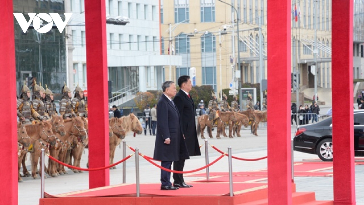 Mongolian President hosts welcome ceremony for Vietnamese top leader